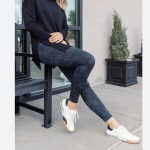 NWT Spanx Look at Me Now Black Camo ecocare seamless Leggings M